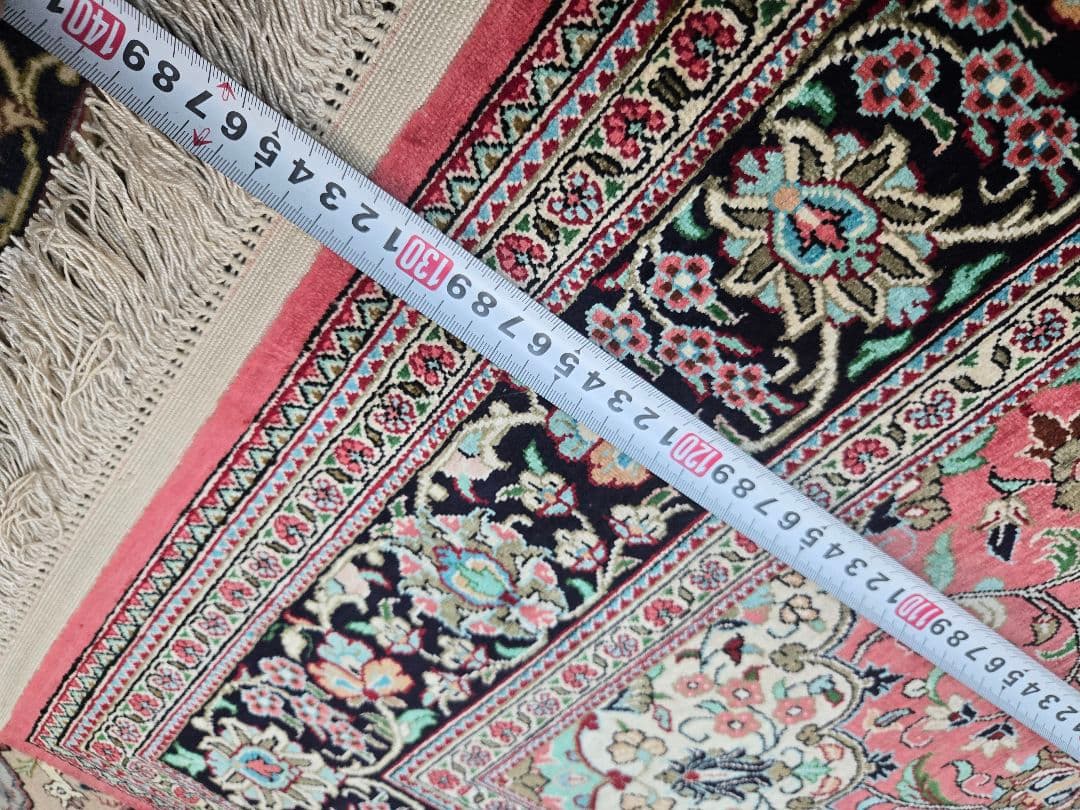 ペルシャ絨毯クム産100%シルク手織りサイズ:132cm×82cm