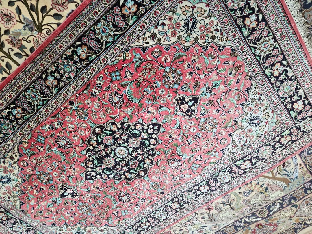 ペルシャ絨毯クム産100%シルク手織りサイズ:132cm×82cm