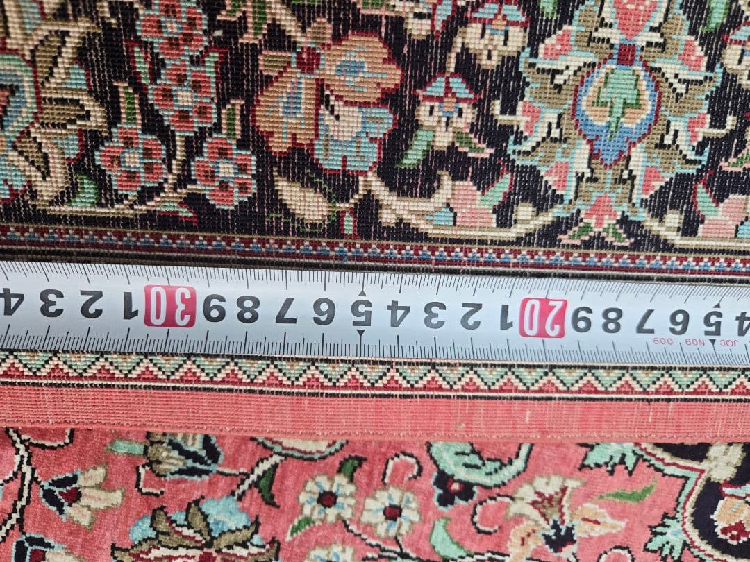 ペルシャ絨毯クム産100%シルク手織りサイズ:132cm×82cm