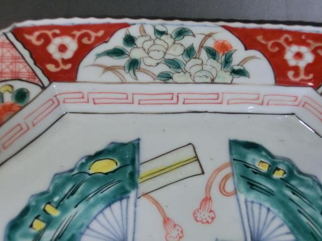 大皿□赤絵角皿 玩 窓牡丹図 花唐草 扇絵 古い飾り皿