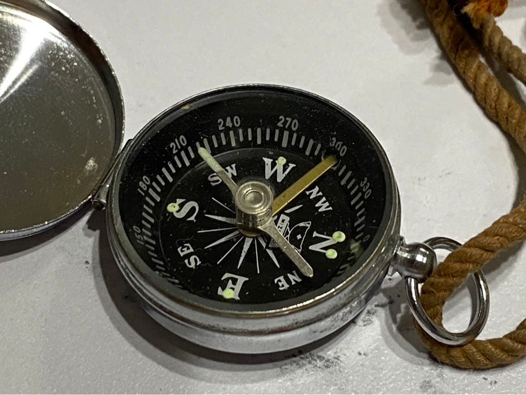 骨董　昔の根付　白玉 「馬猿」と方位磁石　アンティーク