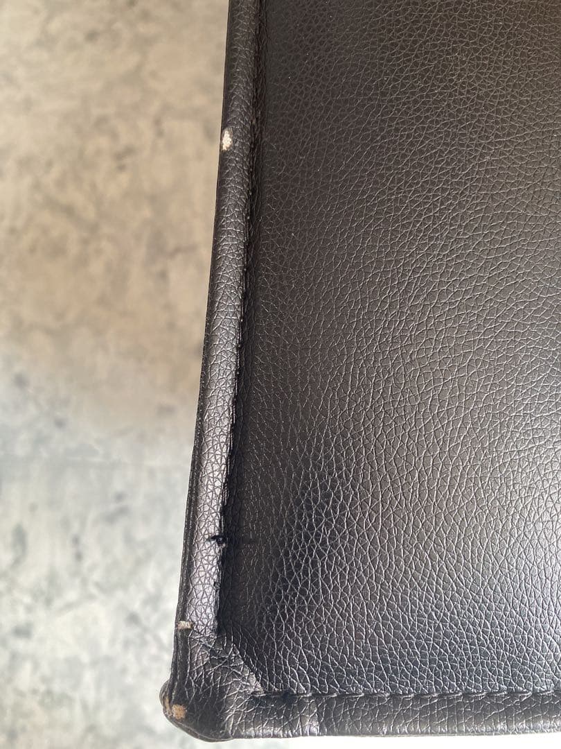 グレーと黒のL字型ソファ