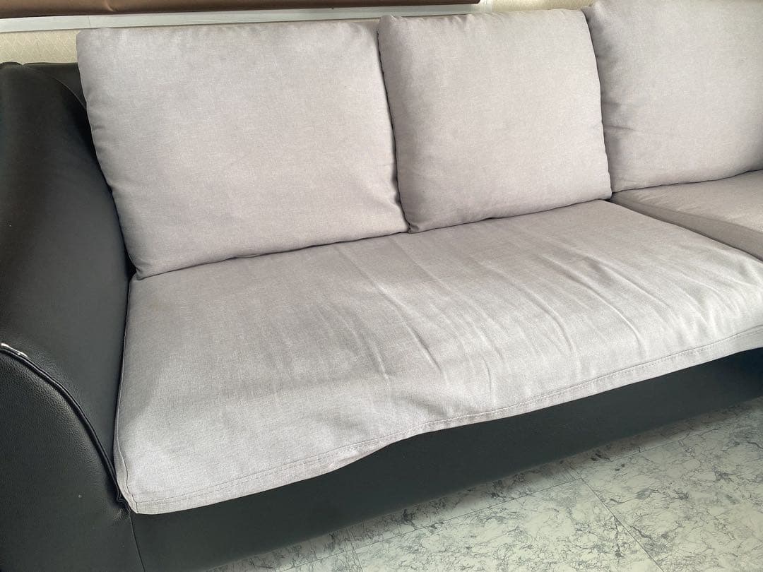 グレーと黒のL字型ソファ