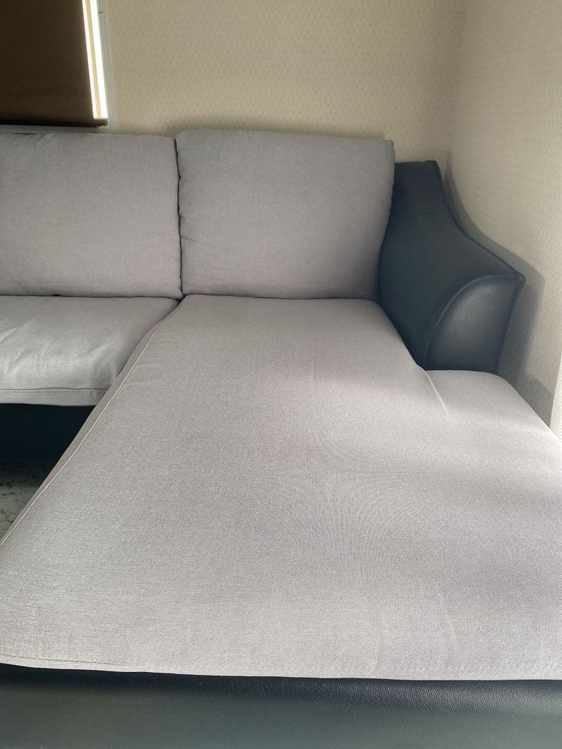 グレーと黒のL字型ソファ