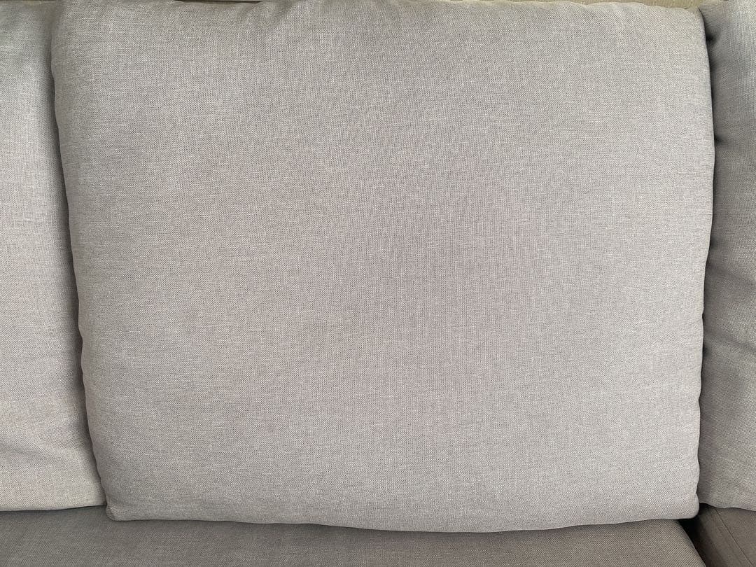 グレーと黒のL字型ソファ