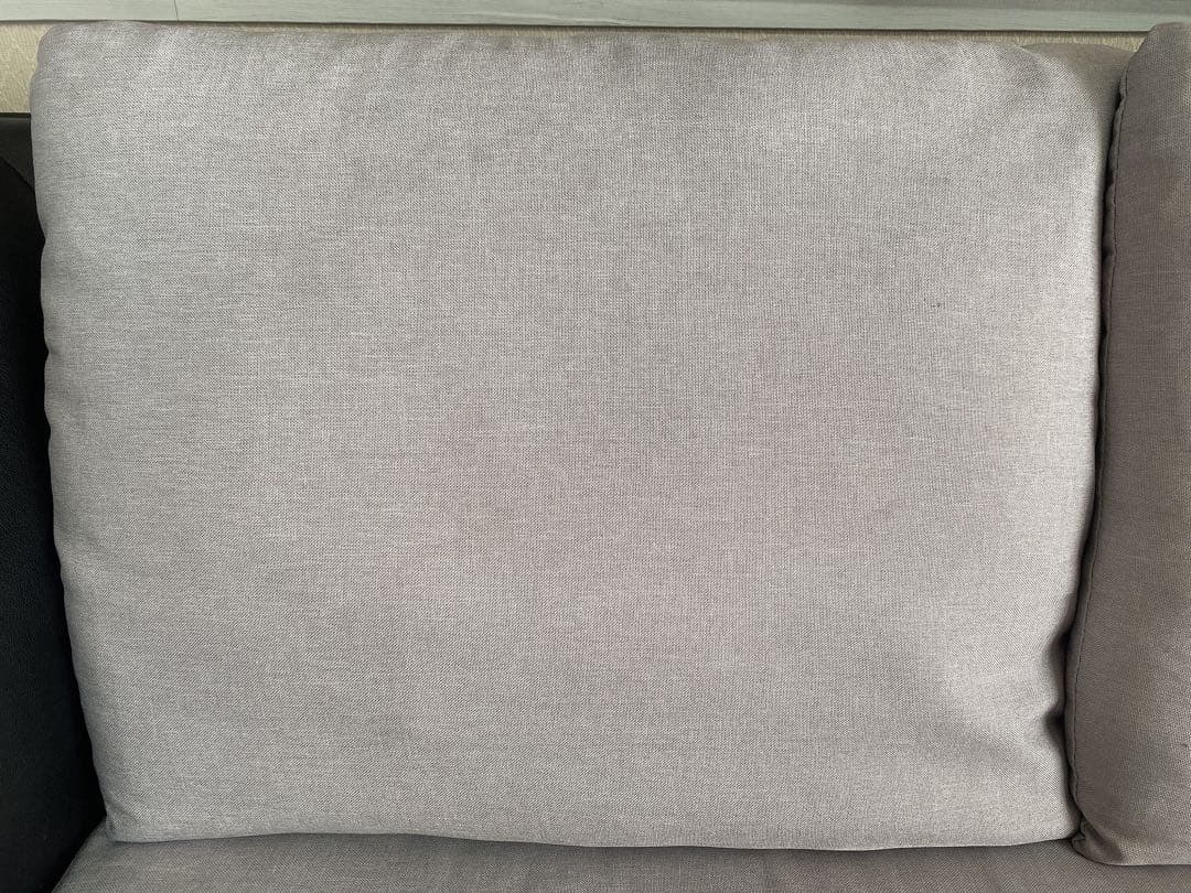 グレーと黒のL字型ソファ