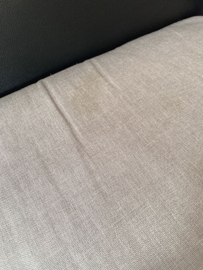 グレーと黒のL字型ソファ