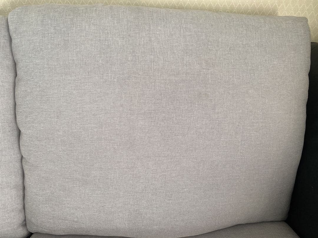 グレーと黒のL字型ソファ