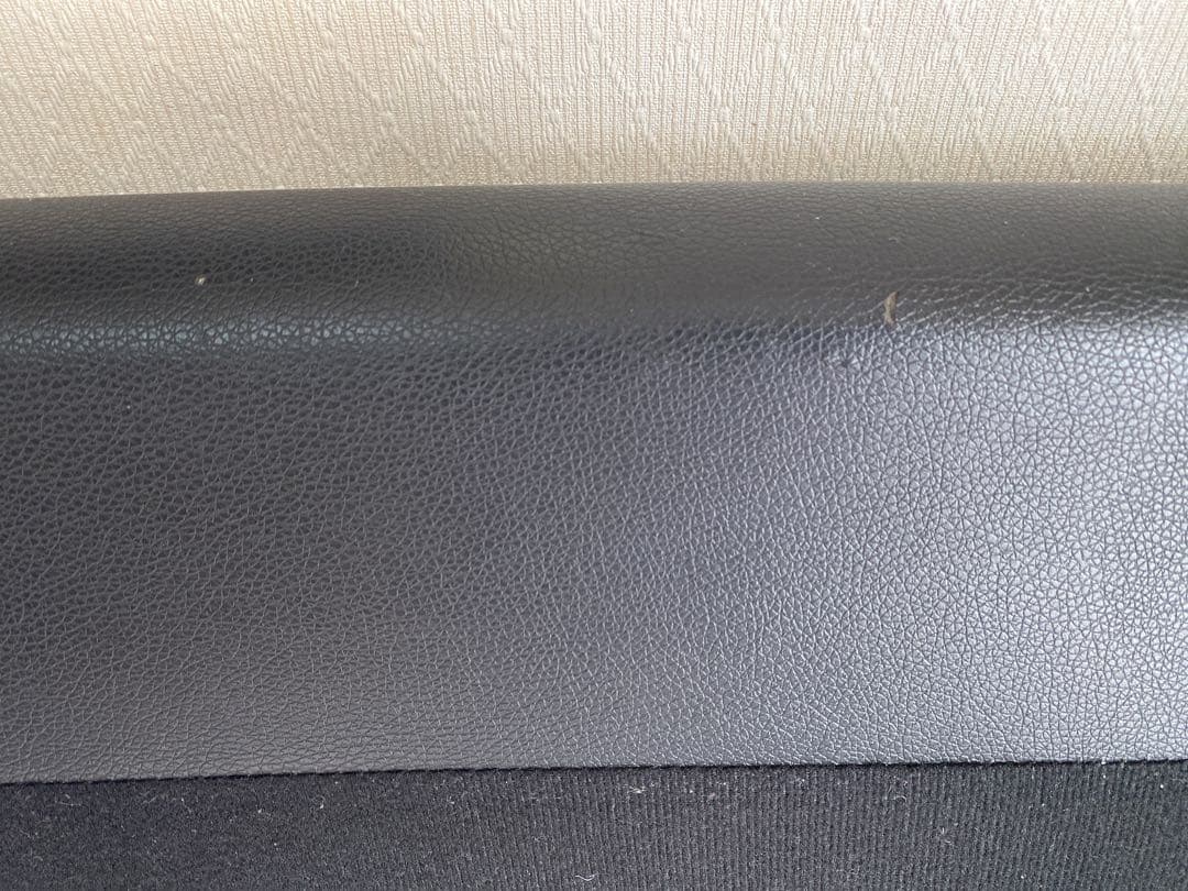 グレーと黒のL字型ソファ