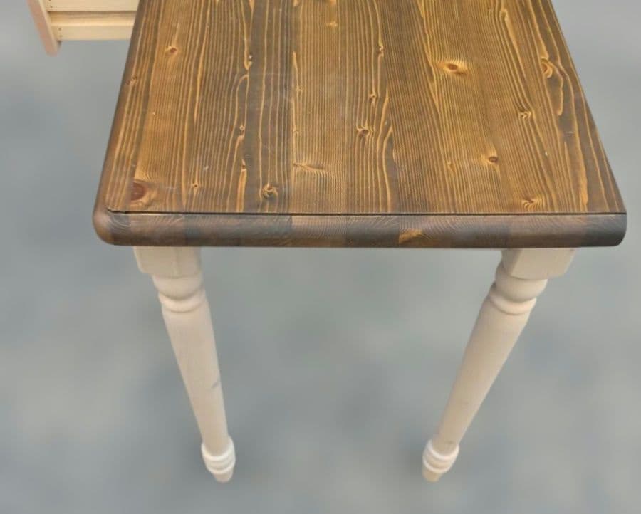 リビンズ ナチュラルウッドの木製テーブル 引き出し付き