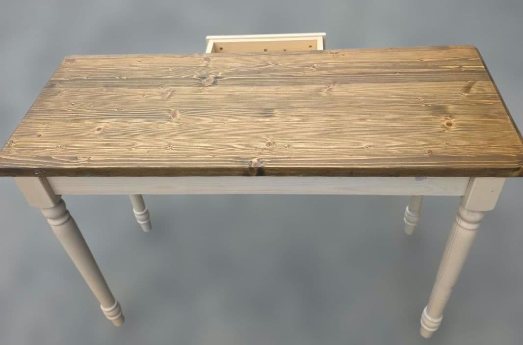 リビンズ ナチュラルウッドの木製テーブル 引き出し付き