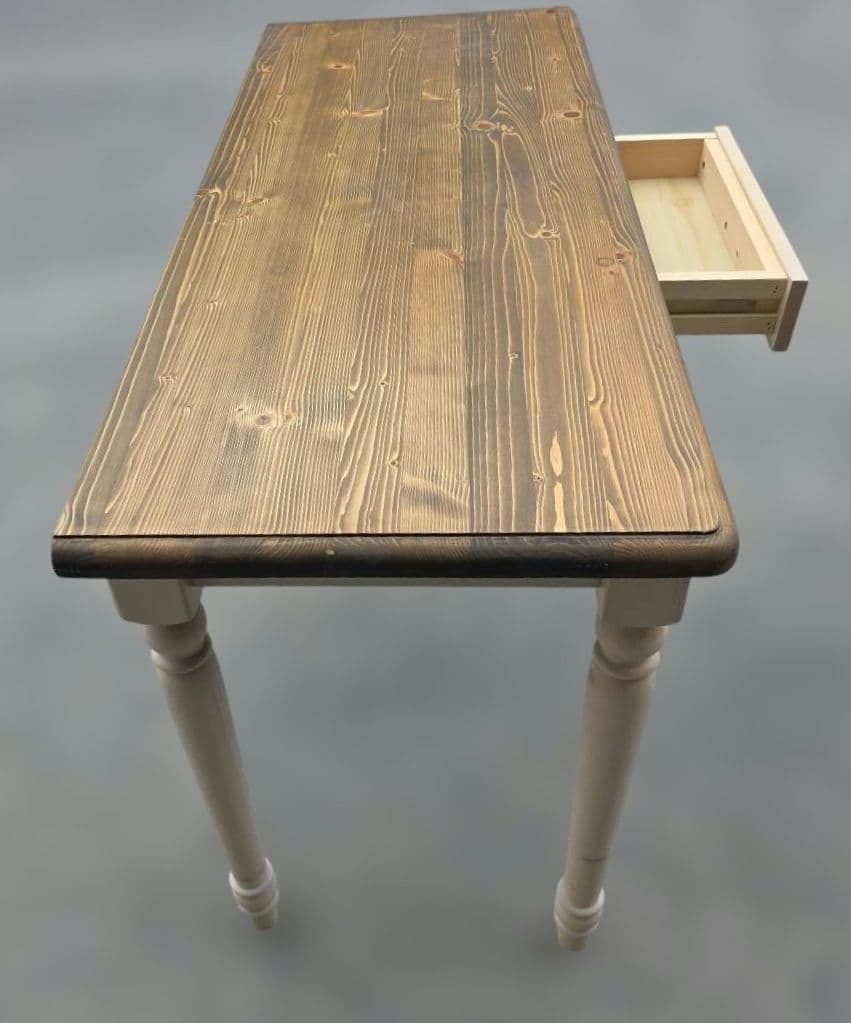 リビンズ ナチュラルウッドの木製テーブル 引き出し付き