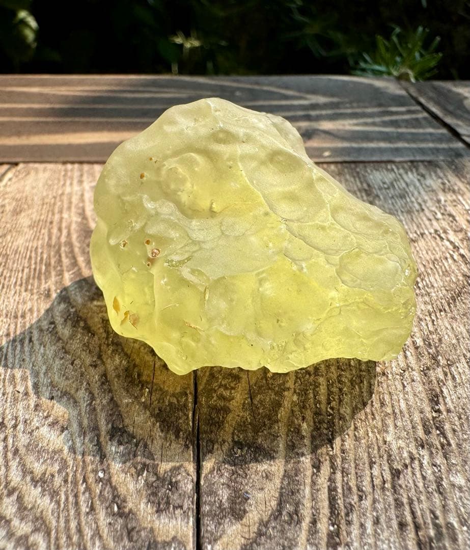 リビアングラス　原石　5〜6cm