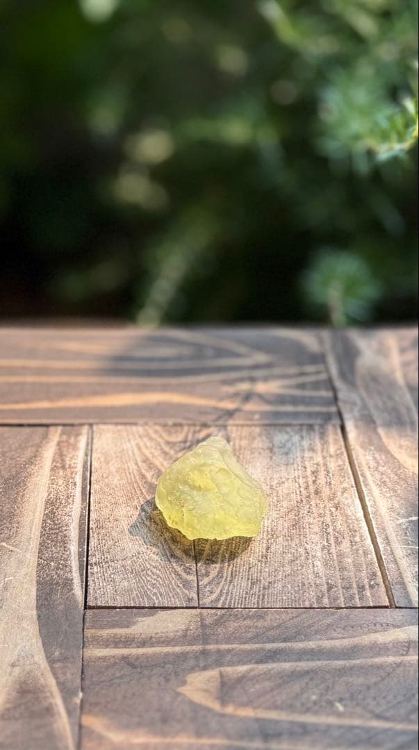 リビアングラス　原石　5〜6cm