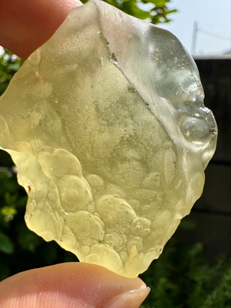 リビアングラス　原石　5〜6cm