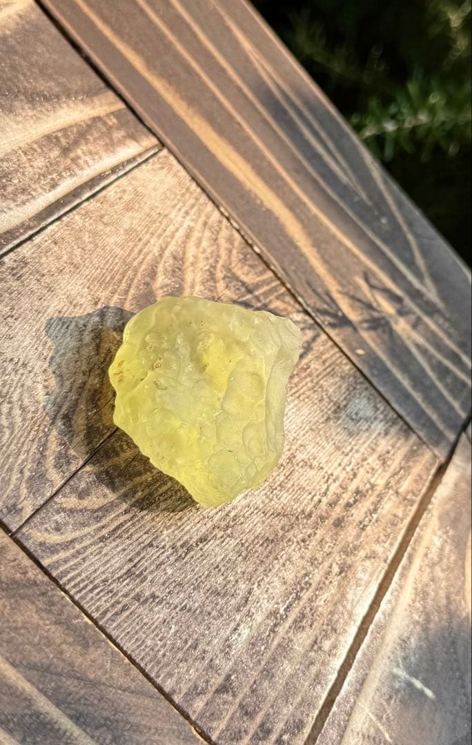 リビアングラス　原石　5〜6cm