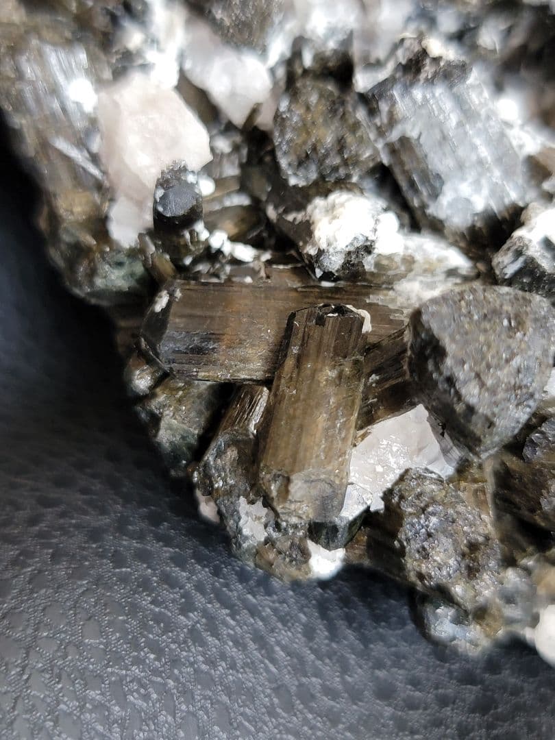 ブラックトルマリン 原石 母岩付き 約1.2kg 天然石