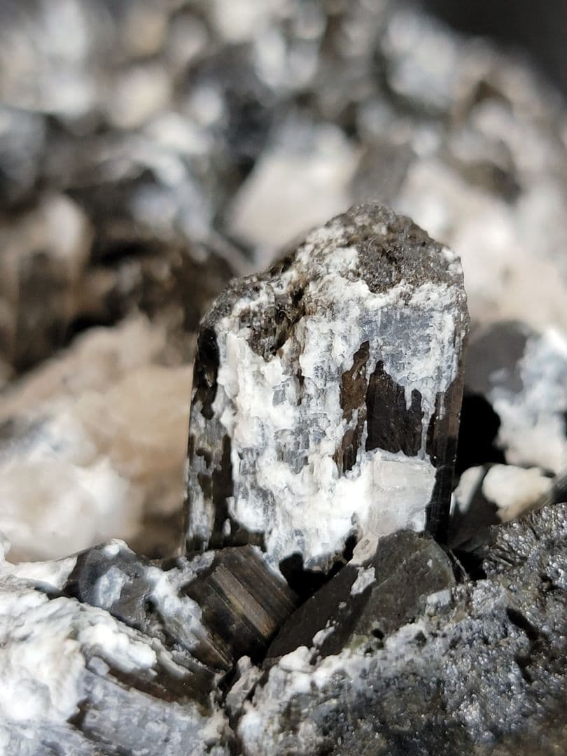 ブラックトルマリン 原石 母岩付き 約1.2kg 天然石