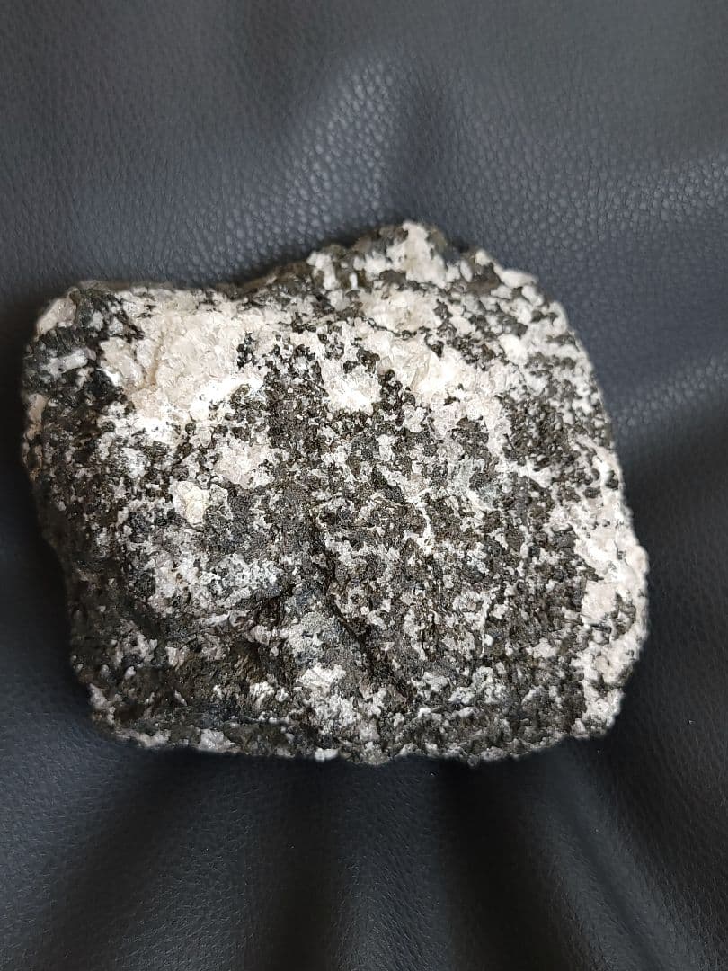 ブラックトルマリン 原石 母岩付き 約1.2kg 天然石