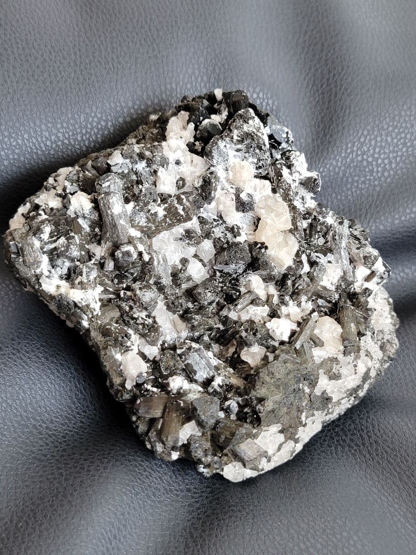 ブラックトルマリン 原石 母岩付き 約1.2kg 天然石