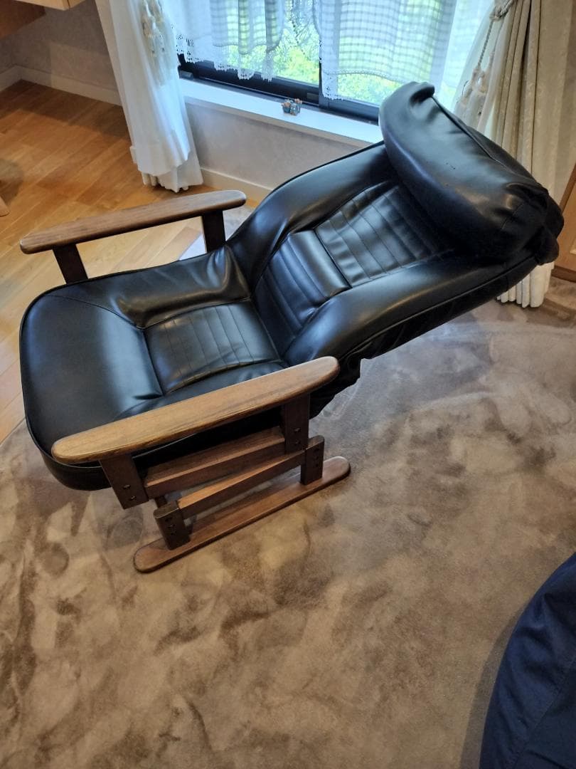 軽量コンパクト設計で360度回転とリクライニング機能が付いた高座椅子