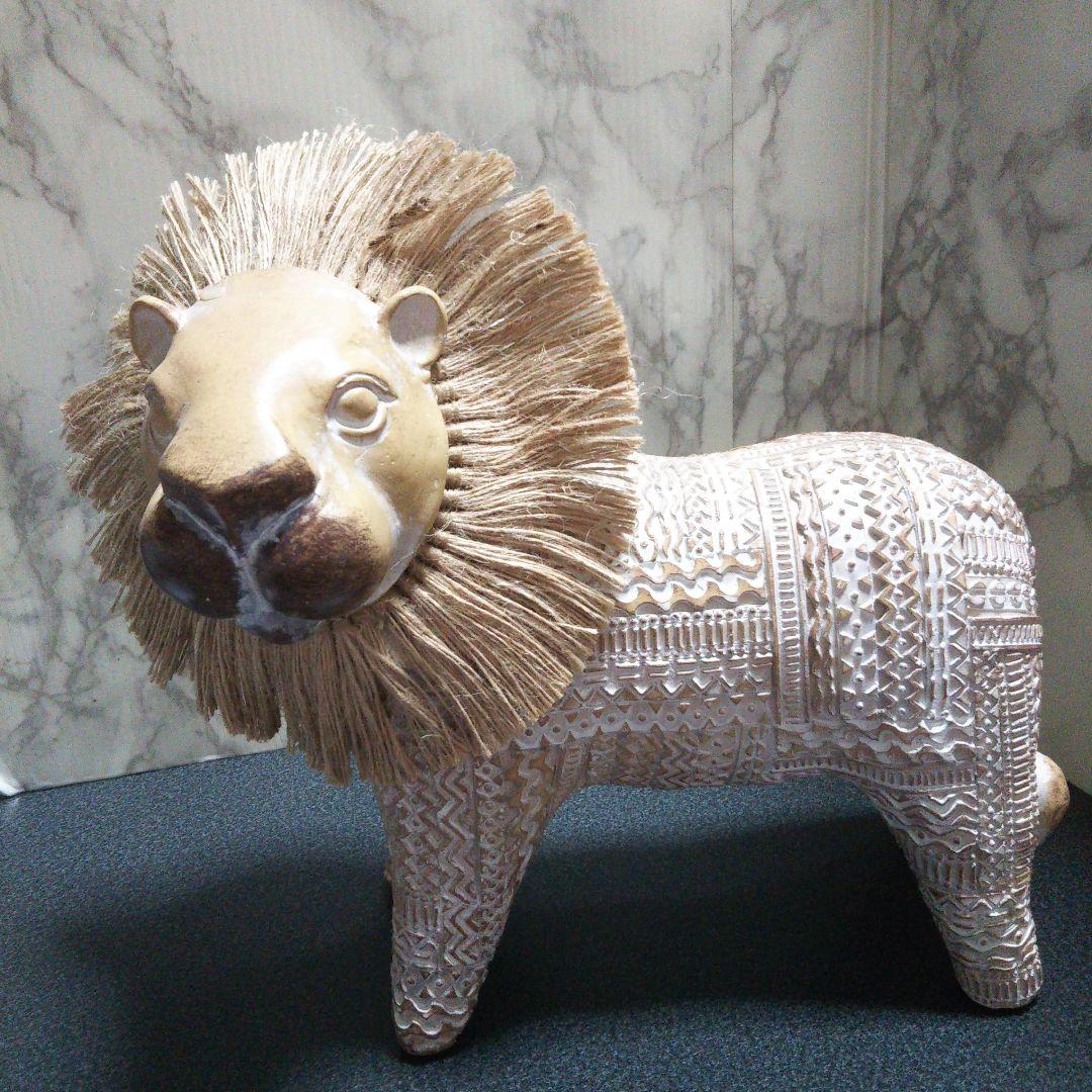 迫力あるアフリカンライオン 置物(レジン彫刻 と抽象アート)