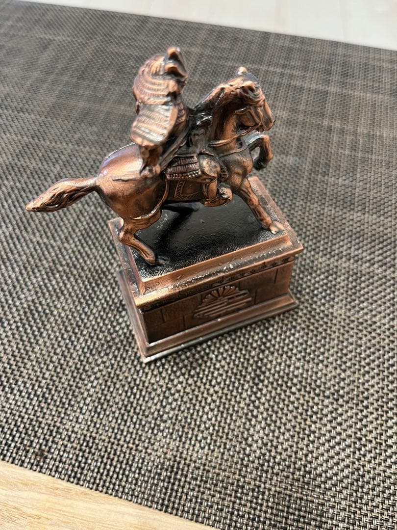 美品 】昭和レトロ 高さ13.5㎝ 皇居外苑「楠木正成像」レプリカ - メルカリ