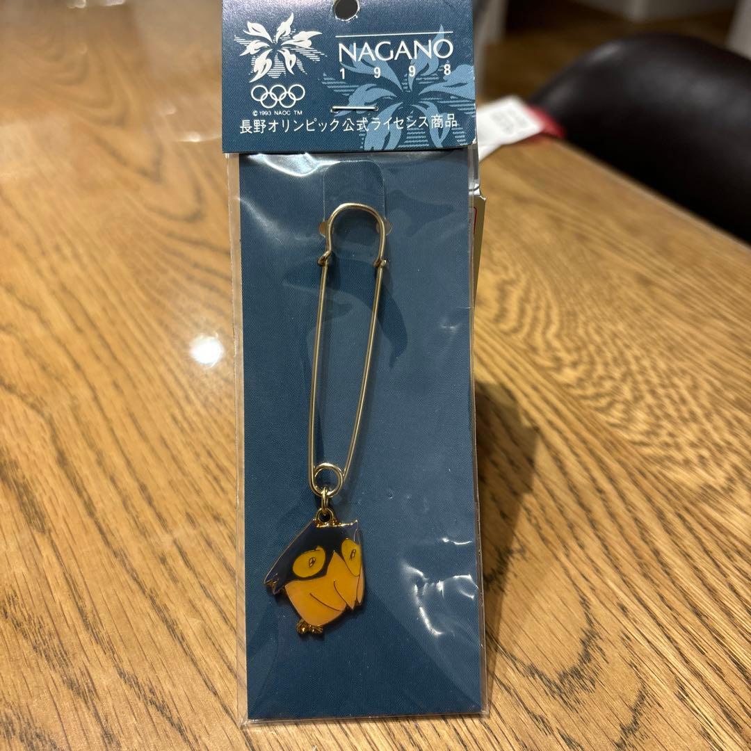 長野オリンピック公式スノーレッツチャーム付き安全ピン - メルカリ