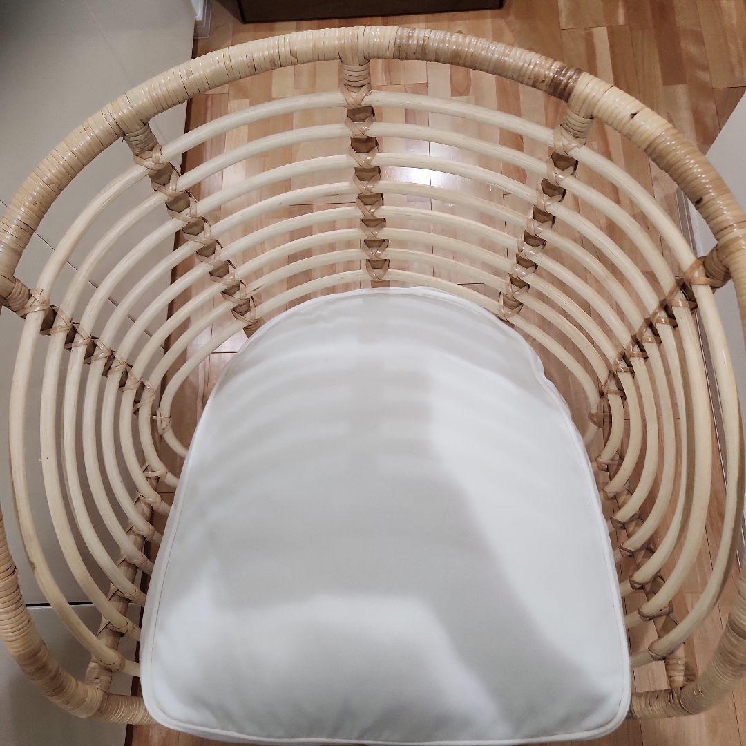 イケアラタン製オープンワークチェア ホワイトクッション付き