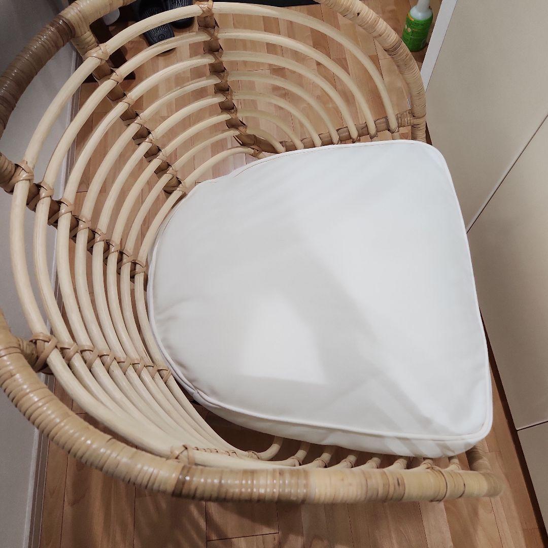 イケアラタン製オープンワークチェア ホワイトクッション付き