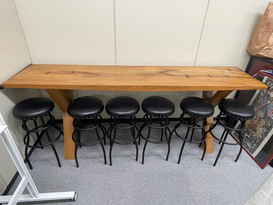 一枚板のバーカウンター