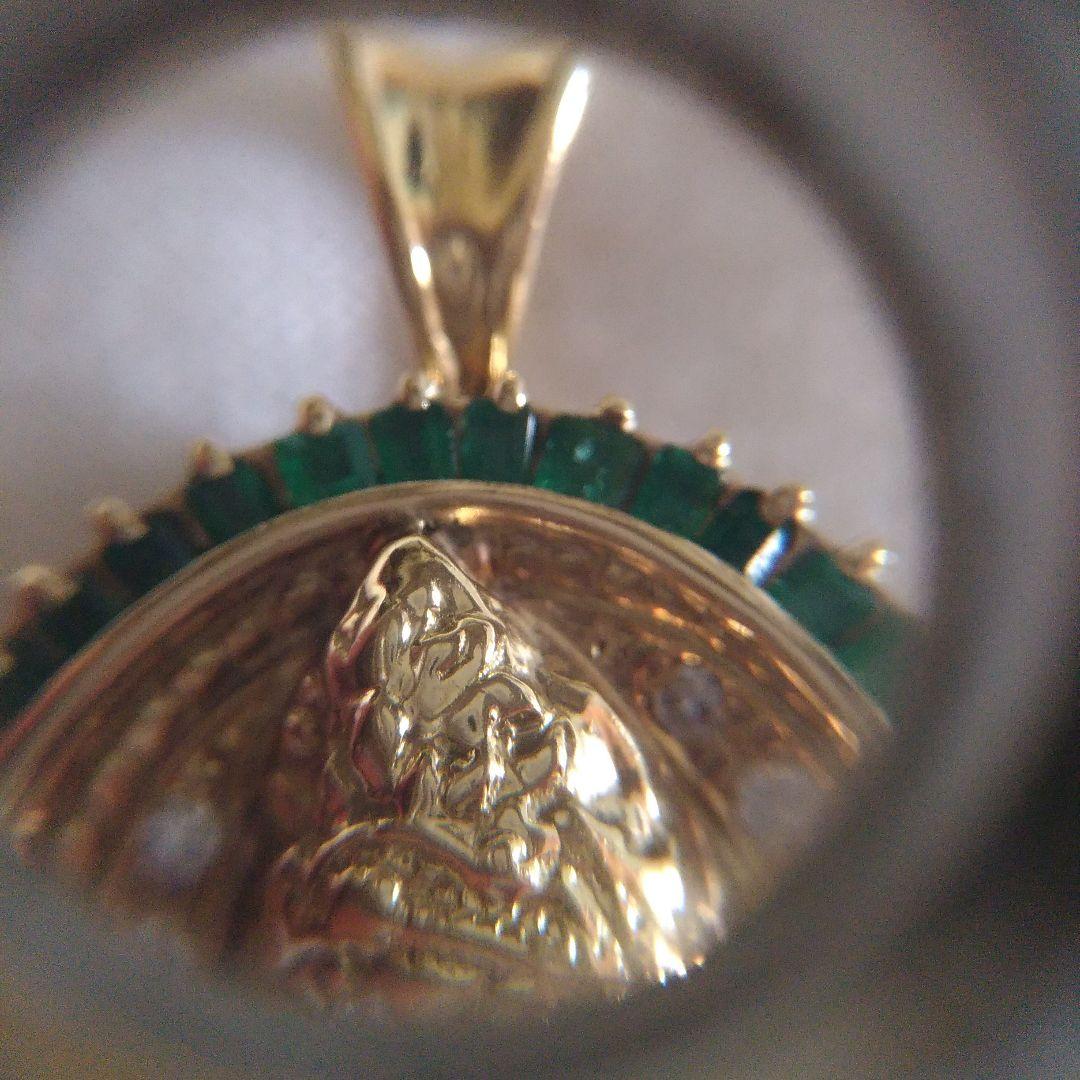 K18ペンダントトップ。菩薩像。仏様。ダイヤモンド。エメラルド。13.5g。中古