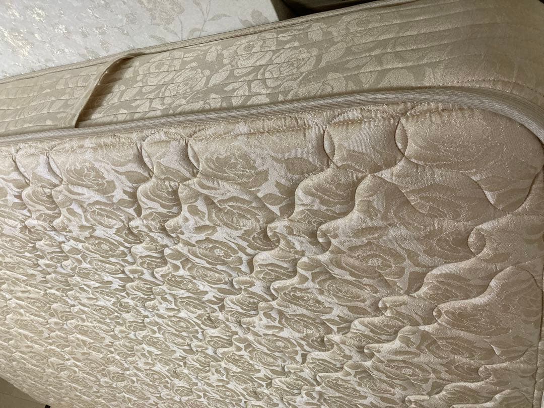 【杉並区・直接引渡は2.5万円値引！ご相談下さい】シモンズ マットレスセミダブル