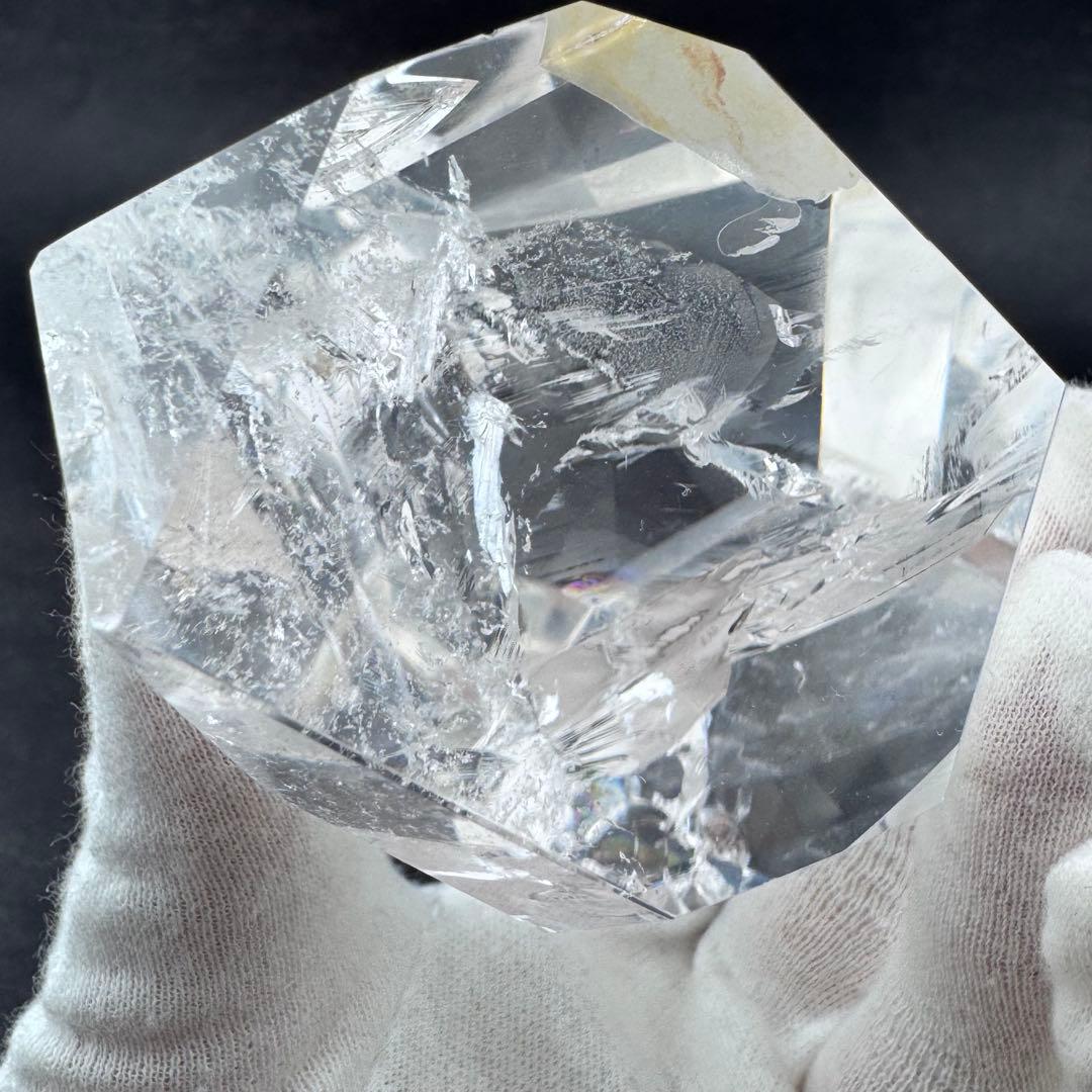 G-131虹&ラダー入り透明水晶フリーフォーム原石　アイリスクォーツ台座箱セット