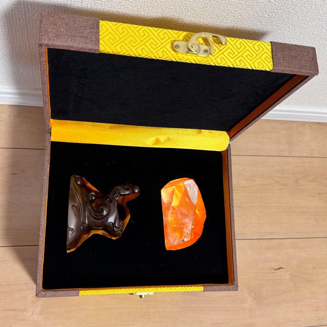 G-131虹&ラダー入り透明水晶フリーフォーム原石　アイリスクォーツ台座箱セット