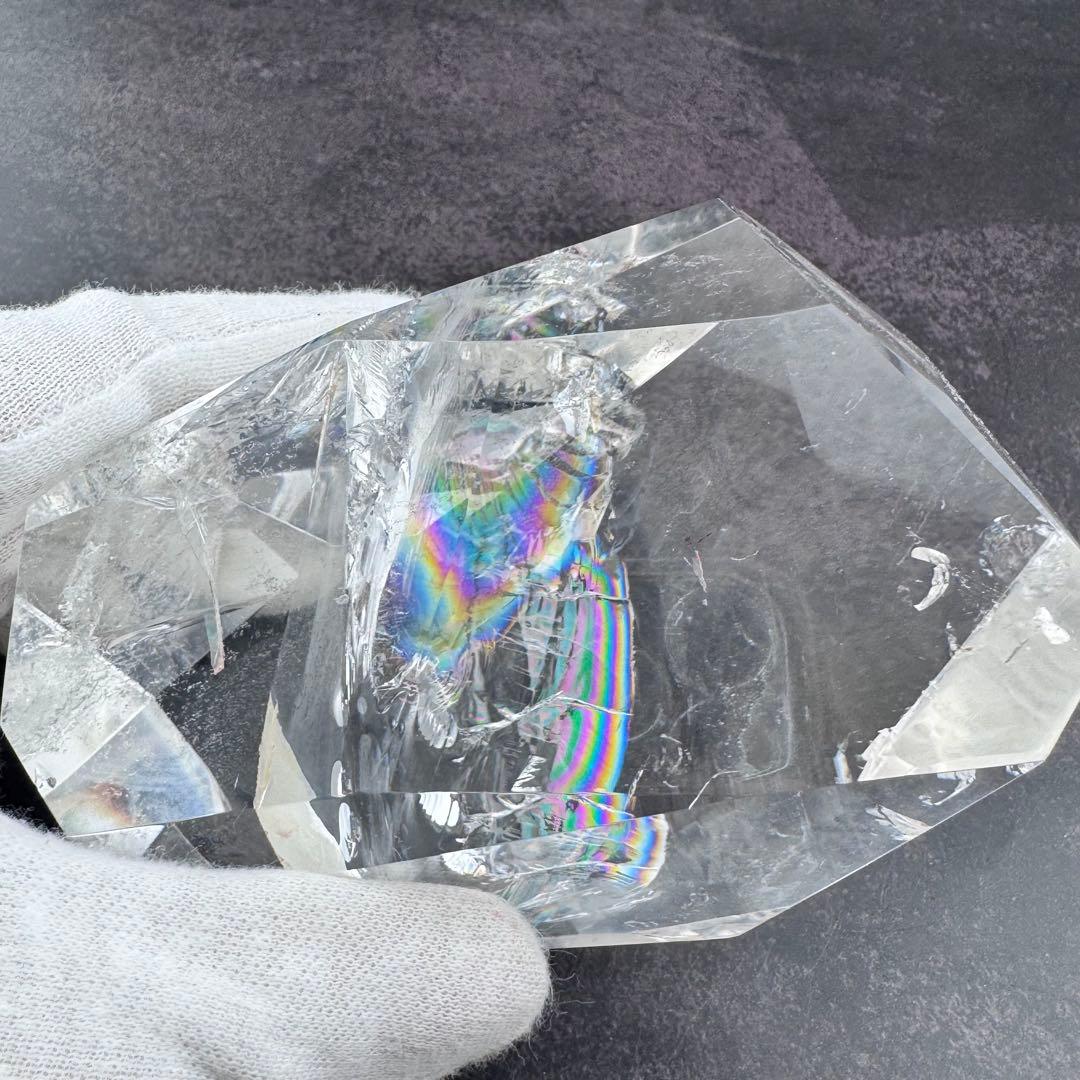 G-131虹&ラダー入り透明水晶フリーフォーム原石　アイリスクォーツ台座箱セット