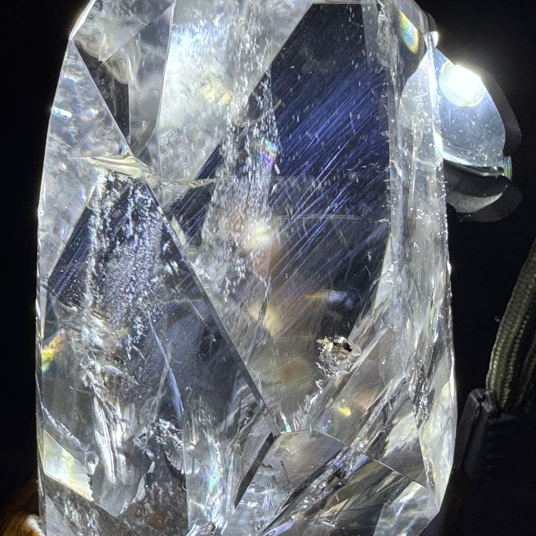 G-131虹&ラダー入り透明水晶フリーフォーム原石　アイリスクォーツ台座箱セット