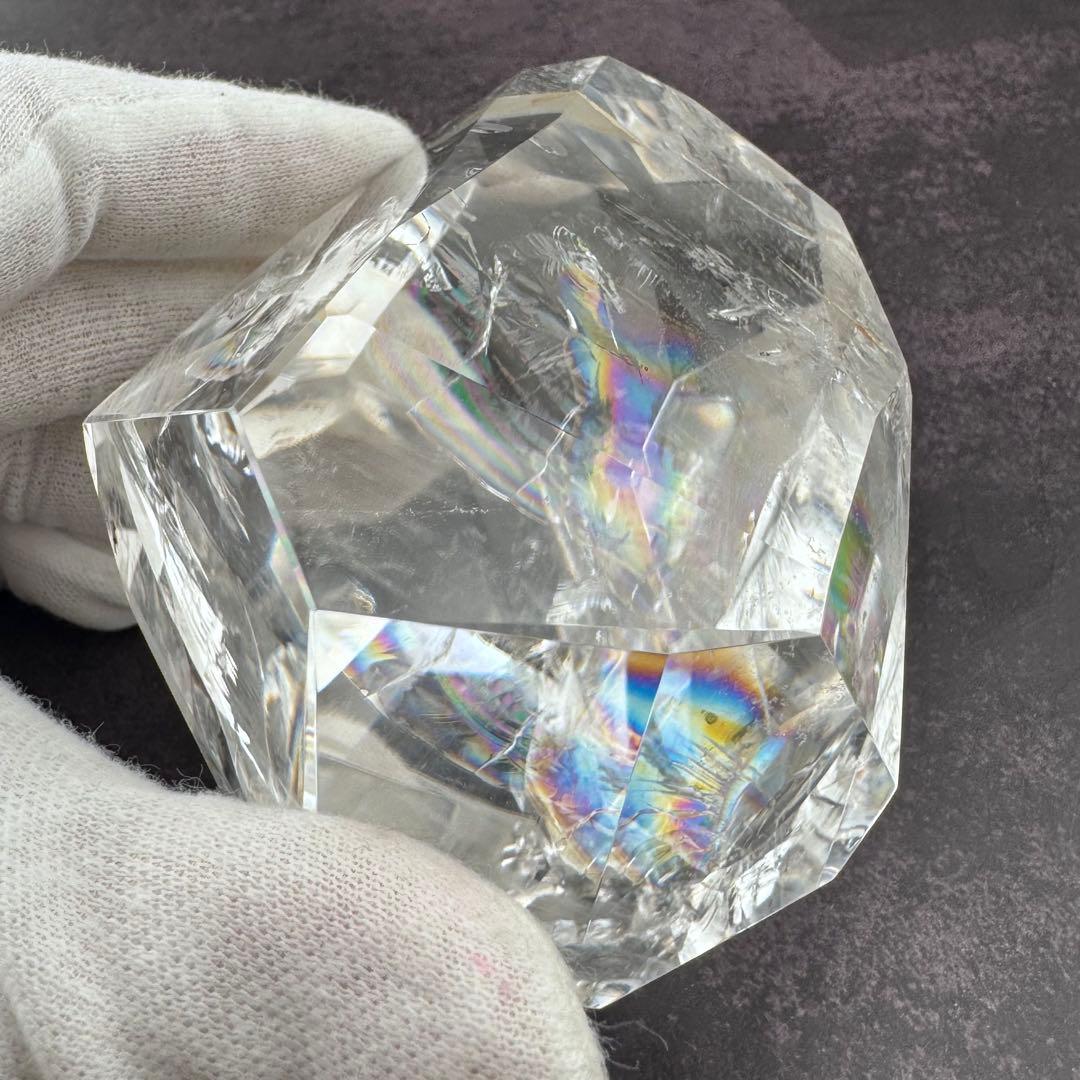 G-131虹&ラダー入り透明水晶フリーフォーム原石　アイリスクォーツ台座箱セット