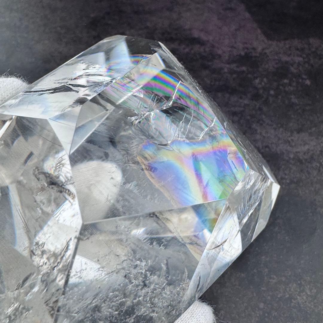 G-131虹&ラダー入り透明水晶フリーフォーム原石　アイリスクォーツ台座箱セット