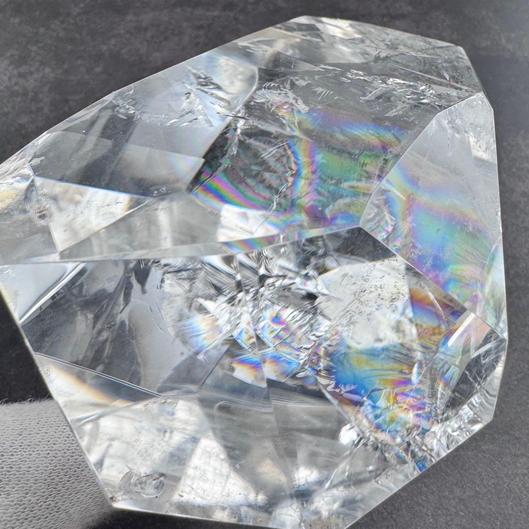 G-131虹&ラダー入り透明水晶フリーフォーム原石　アイリスクォーツ台座箱セット