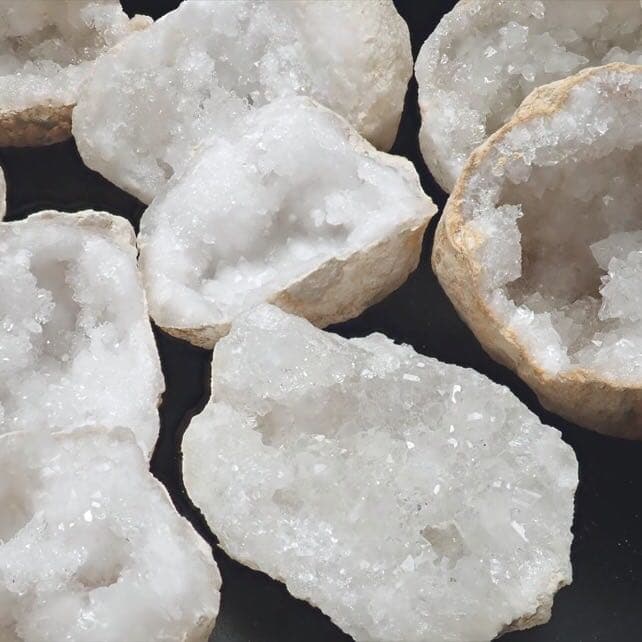 300★特選セール★浄化☆破邪【ミニクリスタルベッド『ハーフジオード』晶洞】