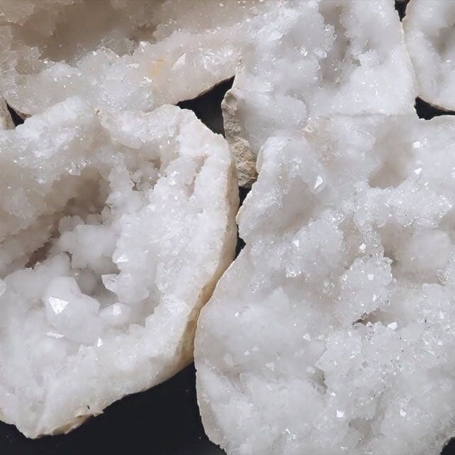 300★特選セール★浄化☆破邪【ミニクリスタルベッド『ハーフジオード』晶洞】