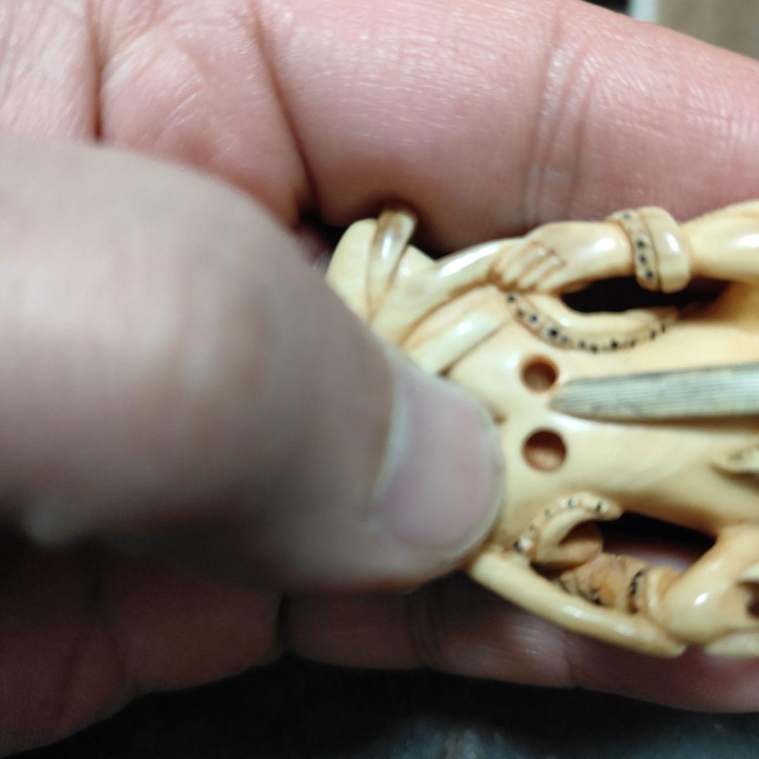 【細密彫刻】二体絡み 根付 置物 骨材質風 箱付 旧家整理品