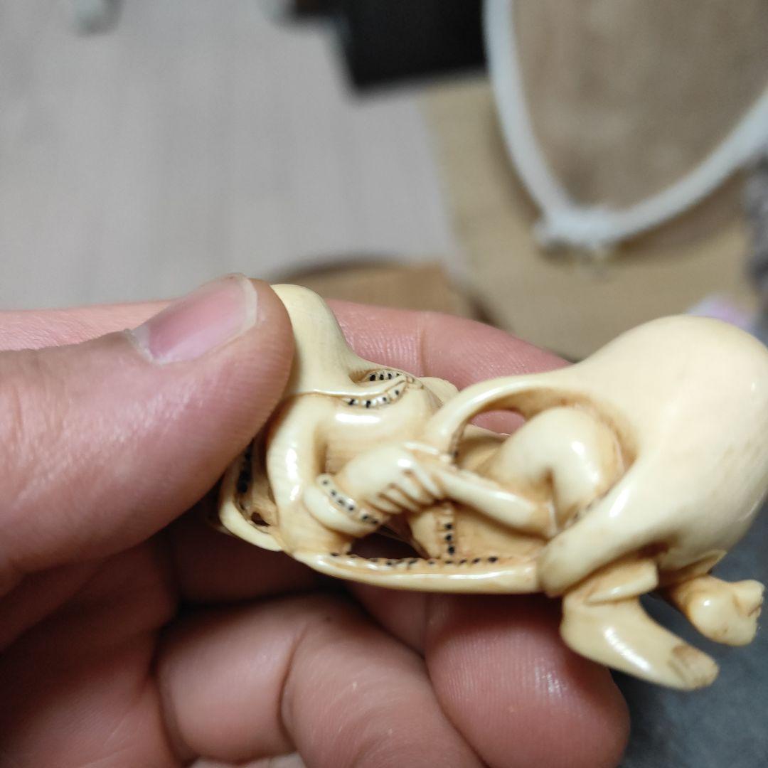 【細密彫刻】二体絡み 根付 置物 骨材質風 箱付 旧家整理品