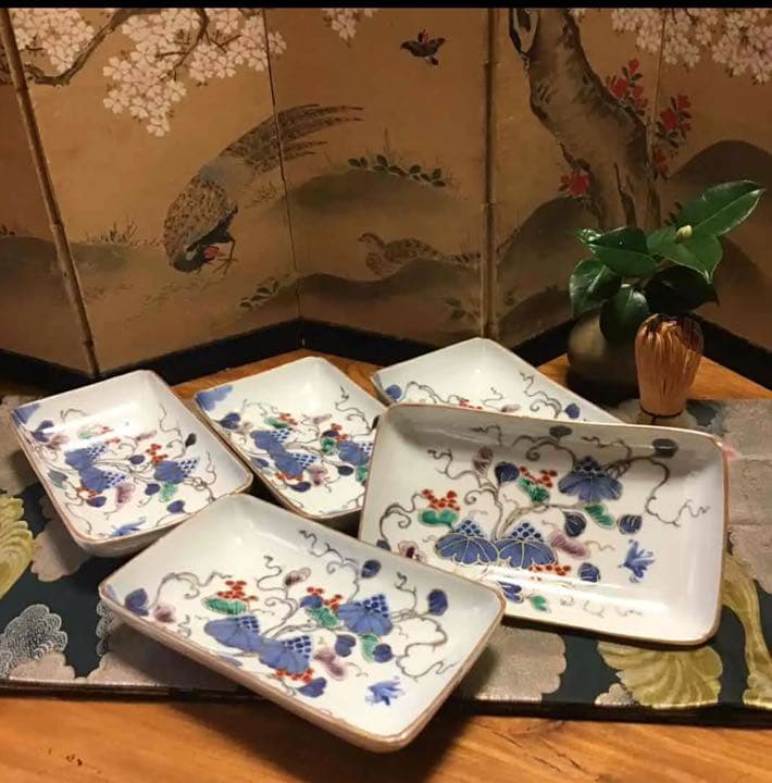 A491. 古伊万里　染錦手　山葡萄に蝶紋様　　隅入　7寸　角皿　5枚　（箱付）