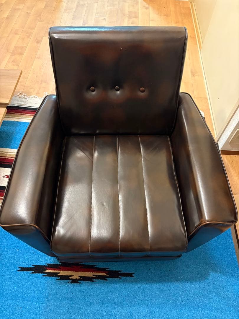 ダークブラウン 1人掛けソファ ボタン付き