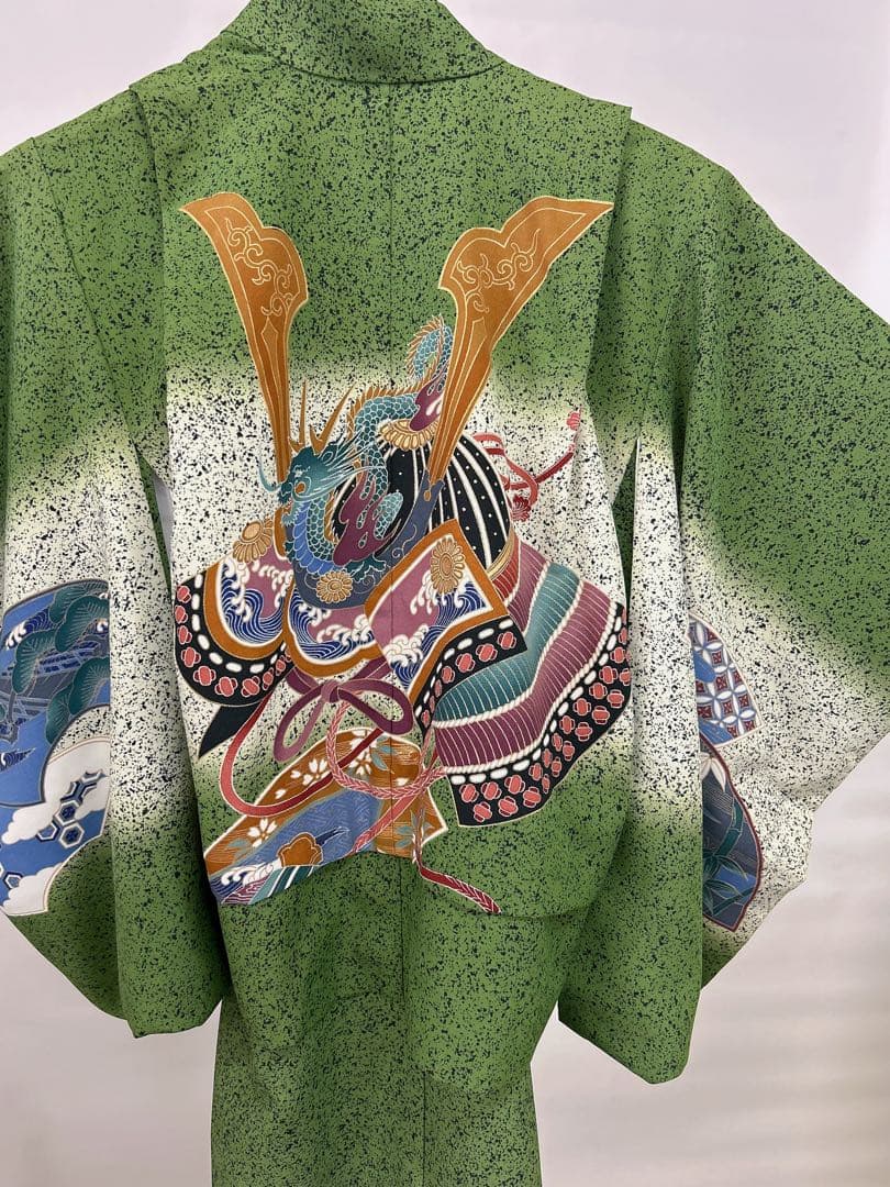 (七五三)7歳前後の男の子向けの、ダークグリーンの着物と羽織、襦袢の3点セット。