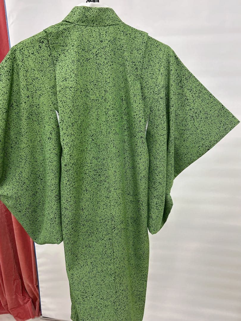 (七五三)7歳前後の男の子向けの、ダークグリーンの着物と羽織、襦袢の3点セット。