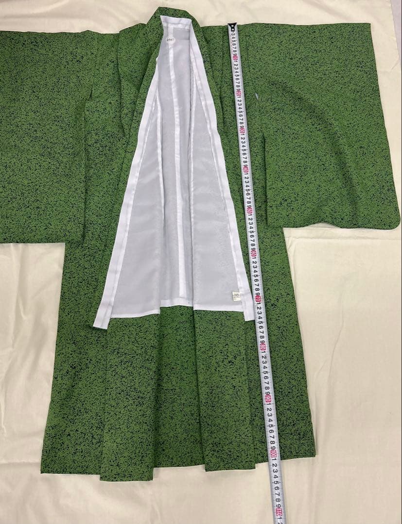 (七五三)7歳前後の男の子向けの、ダークグリーンの着物と羽織、襦袢の3点セット。