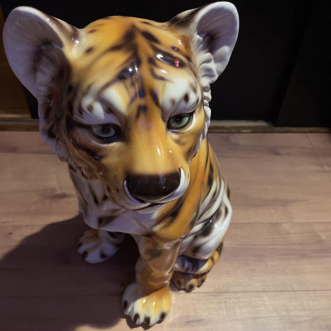 虎のオブジェ　とらの陶器　置物